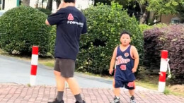 谁能拒绝“哇塞”！小男孩本已跑到“电量”告急，在一声声夸奖中瞬间“起飞”