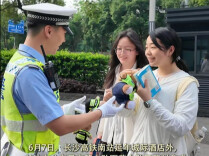 高考现场｜萌新交警秒变“送熊使者”，太萌啦！