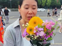 高考现场丨送考家长：向日葵是种的，野花是采的，爱是真的！