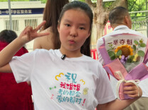 “祝姐姐考的全会蒙的全对”，妹妹穿定制T恤给姐姐献上祝福