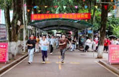 新田：2026年高考首日学生轻松出考场