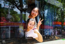 新田：2026年高考首场考试结束学生轻松出考场