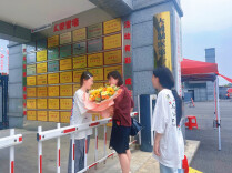 大通湖区：考场外家长默默守候，“静待花开”暖人心