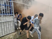 衡南县宝盖中学开展寝室消防疏散演练