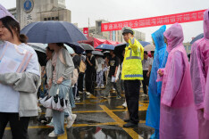 一场大雨，一段七年牵挂！56岁交警再守同一考点，风雨无阻诠释温情“考点守望”