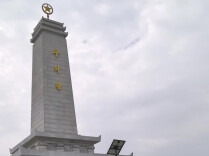 习近平和彭丽媛参谒中朝友谊塔
