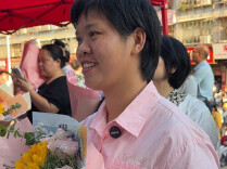 在广州扛楼的母亲赶回祁东陪女儿高考，捧着人生中买的第一束鲜花到考点接女儿