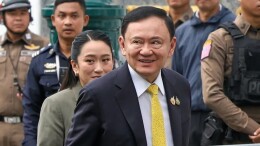 泰国前总理他信获得特赦，今日被摘除电子监控设备