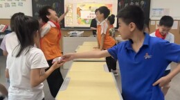 三百余万次浏量、二十余万次点赞！中嘉中学“递出”零食的小男孩火了