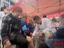 下乡义诊惠民生 医保宣讲暖基层