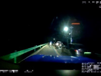 后怕！司机避开远光灯后，发现5人在车道上摆桌吃饭！常州警方通报：5人随意停车占道聚餐逗留近一小时，已教育并行政处罚