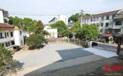 闲置地块变身便民停车场，桃江县石牛江镇破解校园周边“停车难”