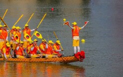 镜头“撞见”的当下：江面鼓声急，老街岁月长，一线步履忙……