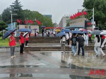褪下戎装再护航 退役军人志愿者助力高考