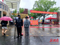新邵巡特警大队织密安全防护网 全方位护航高考顺利进行