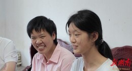 扛楼养家16年的单亲妈妈回乡陪考近10天，女儿考完便急着想回去扛楼挣钱