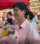 40岁单亲妈妈扛楼16年养家，手捧鲜花接女儿下考登上热搜后发声：“只要肯干肯吃苦，日子总会越来越好”