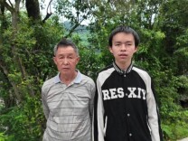 自力更生靠自己！“带8个鸡蛋接考”刷屏后，父子婉拒捐款