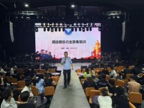 禁毒宣传进商圈 筑牢平安防护墙