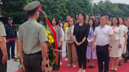 海外华文媒体团来到伟人故里韶山，向毛泽东同志铜像敬献花篮