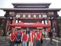 考场外的“红马甲”：长理学子用爱心为梦想护航
