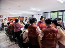 粽叶飘香迎端午 邻里互助暖人心