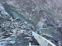 独库公路部分路段因山体塌方实行双向交通管制