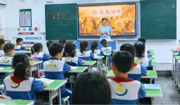 左手托举初心，29年讲台“不能退”——记平江县新城学校教师舒春燕
