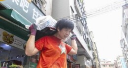 新湖南评论 | 母亲的力量，不仅在于能扛300斤，更在于能为孩子撑起一片没有阴霾的天空