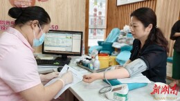图片新闻｜株洲市卫生健康委员会党委书记、主任顾晓芳带头献血
