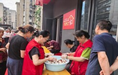 便民服务进万家 粽香四溢满邻里
