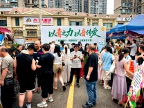 巧手传温暖 爱心聚夜市邵阳开展特殊儿童公益义卖活动