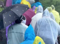 “建议爬山不要买白色雨衣”热搜第一！网友：还好，我甚至都不爬山