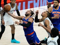 布伦森独扛45分！尼克斯时隔53年再捧NBA总冠军奖杯