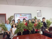 天心区南托岭社区巧手制艾草花束 居民共品端午