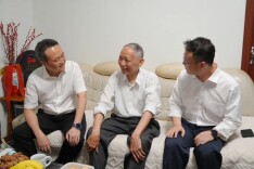 许凡走访慰问老同志