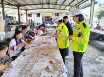 除了买卖声，这个集市最响亮的声音是……