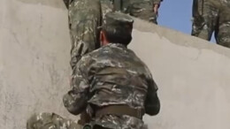 高能！武警化身“人梯”，双人10秒徒手翻越高墙