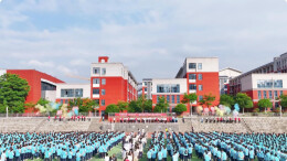 中考前最后一次升旗 这所学校老师献唱送祝福