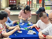 株洲市荷塘区开展端午香包制作关爱特殊群体活动