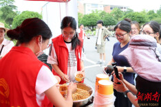 湘潭大学：醴陵文化市集进校园