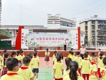 安全课堂搬进车厢 张家界公交“六进”宣传筑牢市民出行安全防线