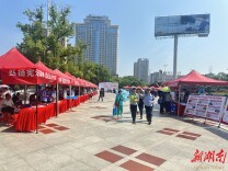 娄底63家单位集中“摆摊”送安全