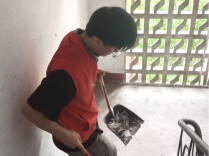 南华大学化学化工学院志愿者进社区开展楼道清理志愿服务