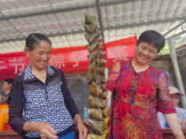 为困难群众送物资、包粽子 资兴这场活动满满的人情味