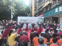 粽香四溢迎端午 邻里欢聚暖人心