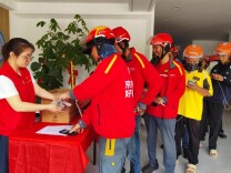天心区高云社区为快递小哥送百份“暖心粽”