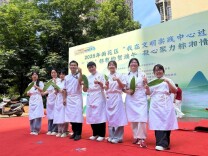 端午粽香飘社区，长沙商贸旅游职院师生用巧手传民俗