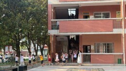 筑牢防踏安全屏障   守护学子平安成长——安乡县城北小学开展防踩踏应急疏散演练