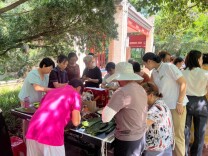 粽香邂逅快闪 杏花园社区暖心慰问外卖小哥
